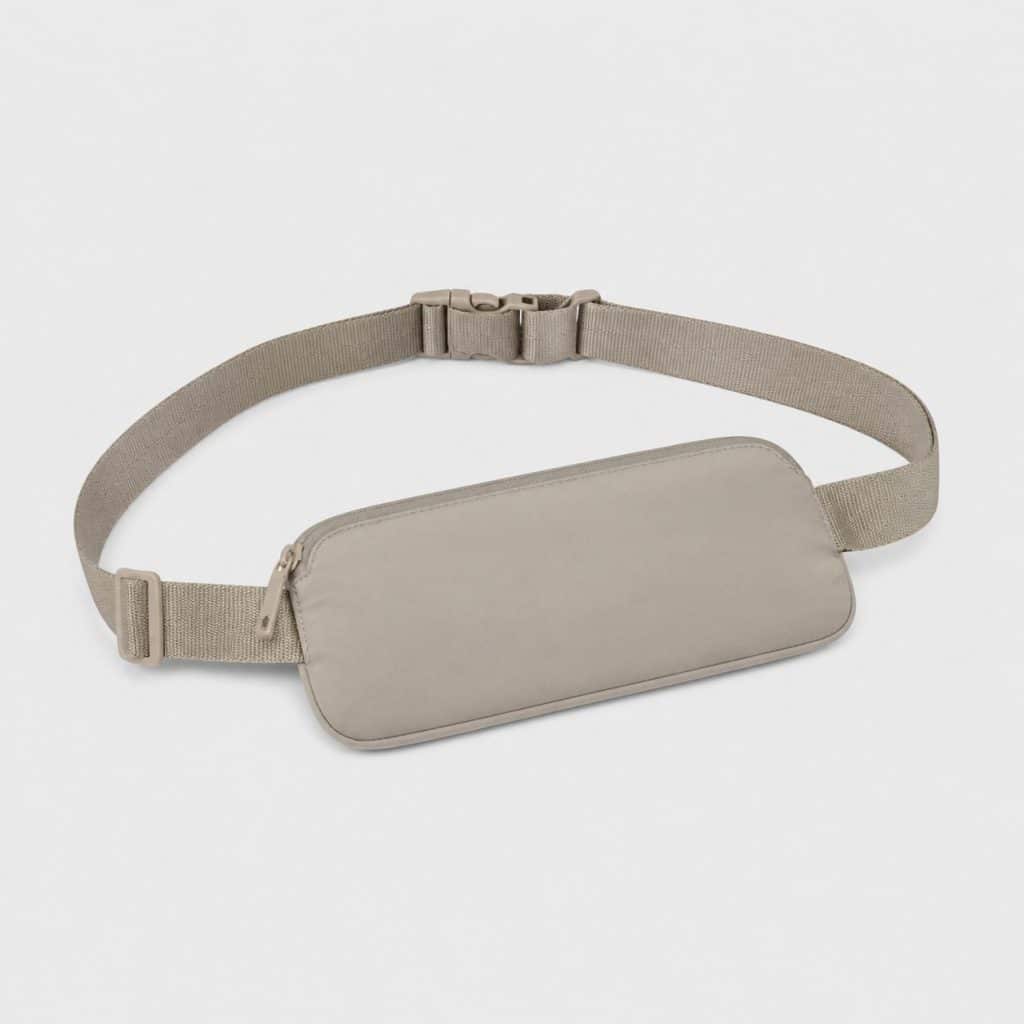 Pochette ceinture fine et plate posée à plat sur fond clair
