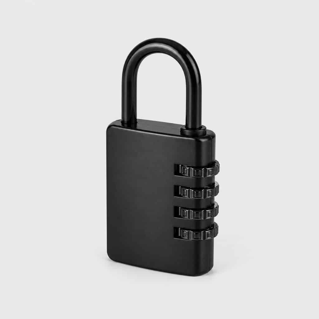 Cadenas TSA noir à combinaison posé sur fond clair