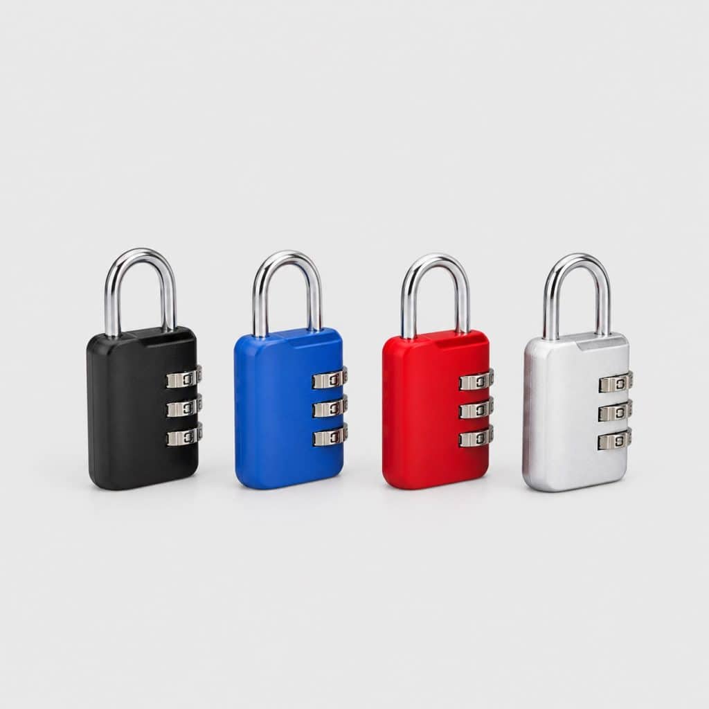 Quatre mini-cadenas à combinaison posés en ligne sur fond clair