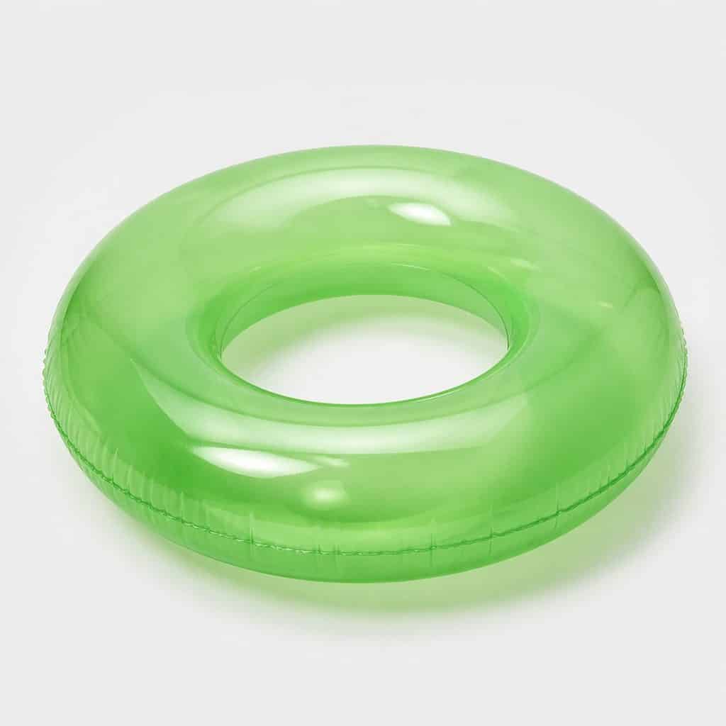 Bouée gonflable ronde verte en PVC posée près d'une piscine