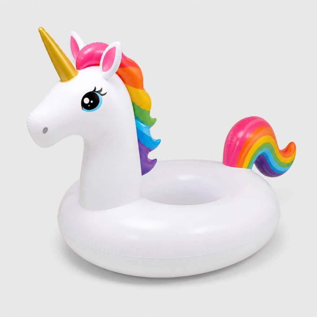 Bouée gonflable licorne posée sur fond clair