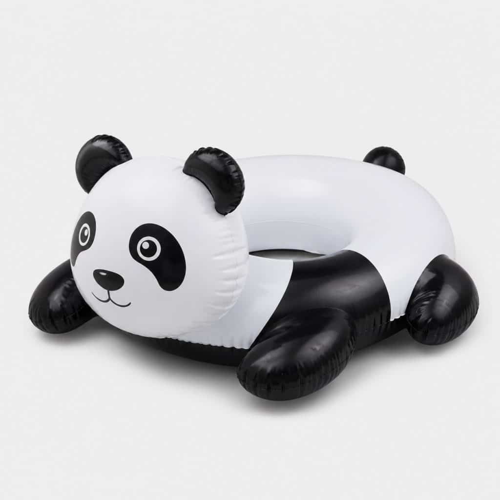 Bouée gonflable panda posée sur fond clair