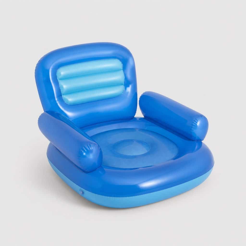 Chaise flottante gonflable bleue avec dossier sur fond clair