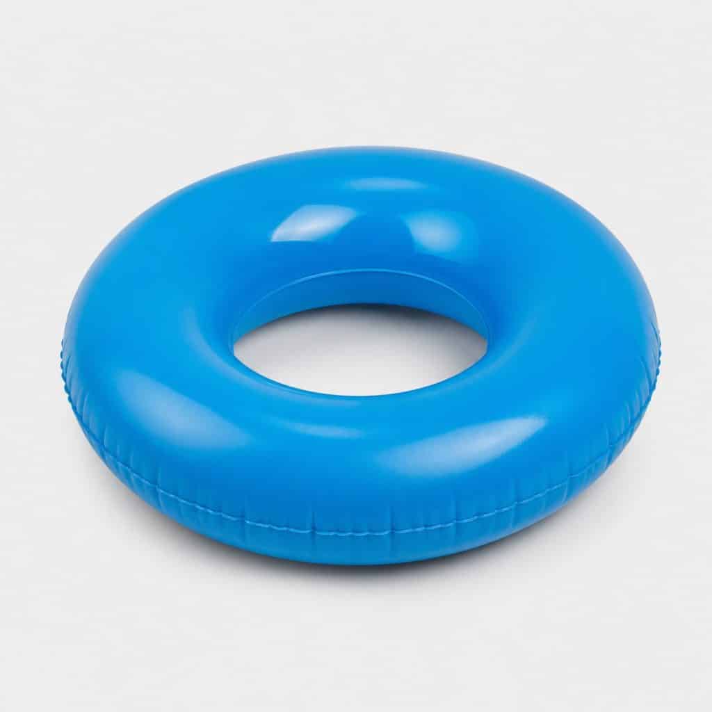 Bouée gonflable ronde bleue en PVC pour enfant sur fond clair