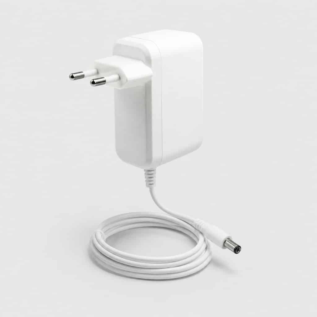 Adaptateur secteur mural blanc avec câble de sortie sur fond clair