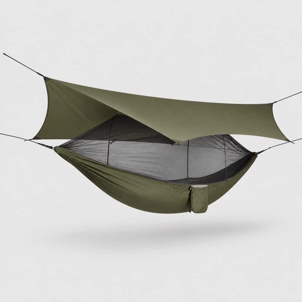 Hamac avec moustiquaire intégrée et tarp de pluie sur fond neutre