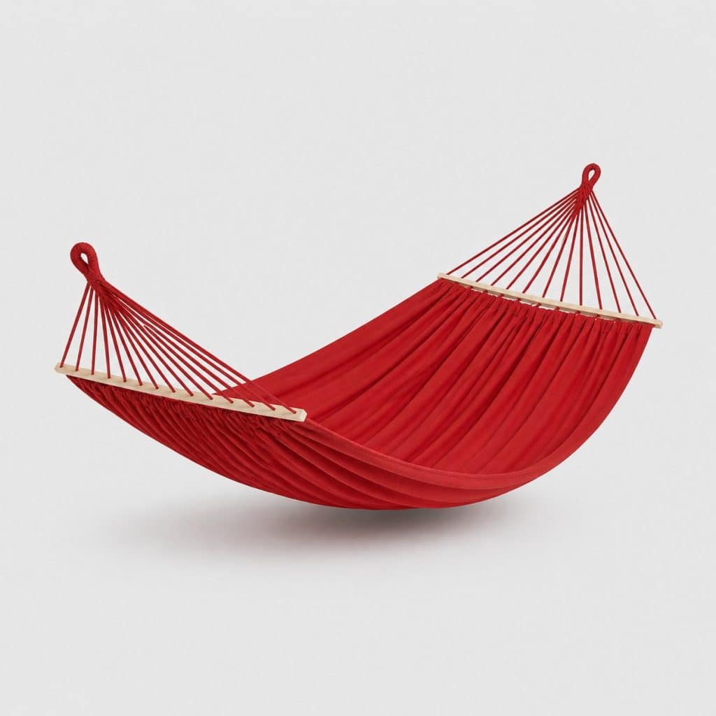 Hamac double rouge suspendu sur fond neutre