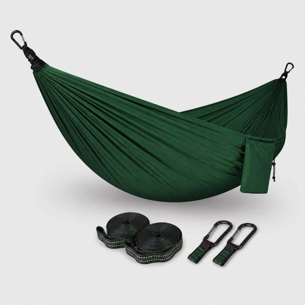 Hamac vert jungle avec son kit de sangles sur fond neutre
