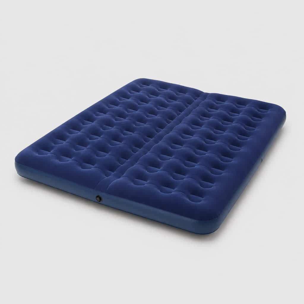 Matelas de camping double bleu déplié sur fond clair