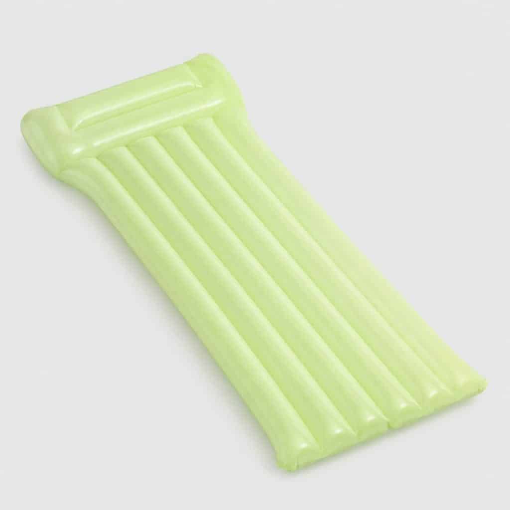 Matelas gonflable phosphorescent vu de dessus sur l'eau