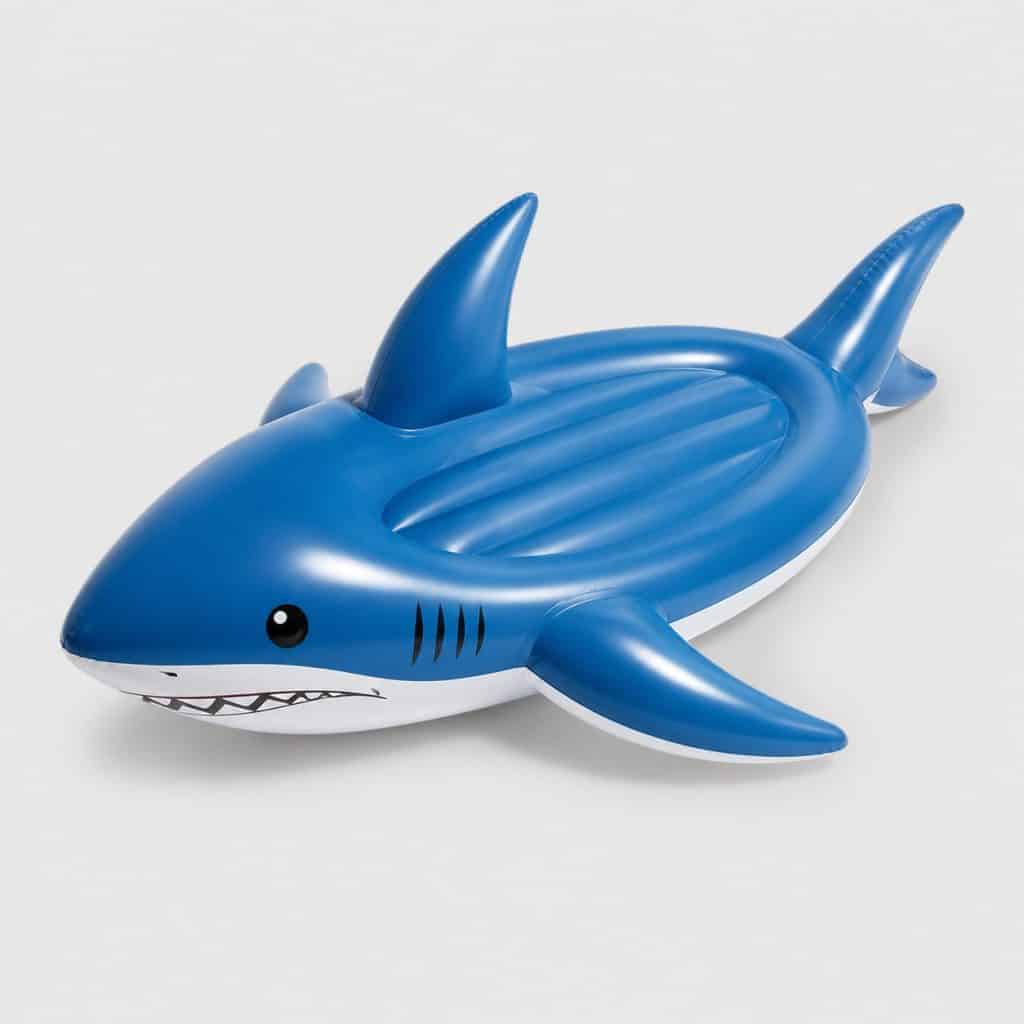 Matelas gonflable bleu en forme de requin vu de dessus sur l'eau