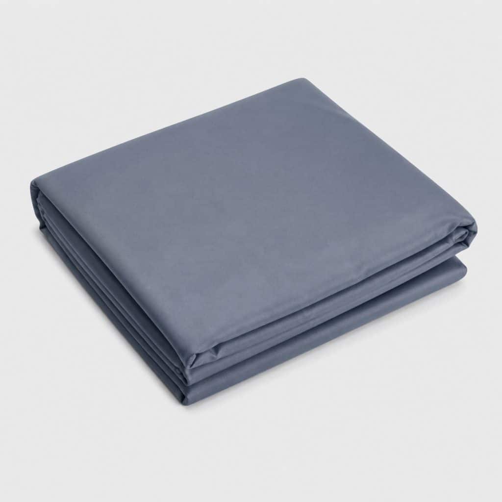 Drap de sac de couchage en polyester plié sur fond clair