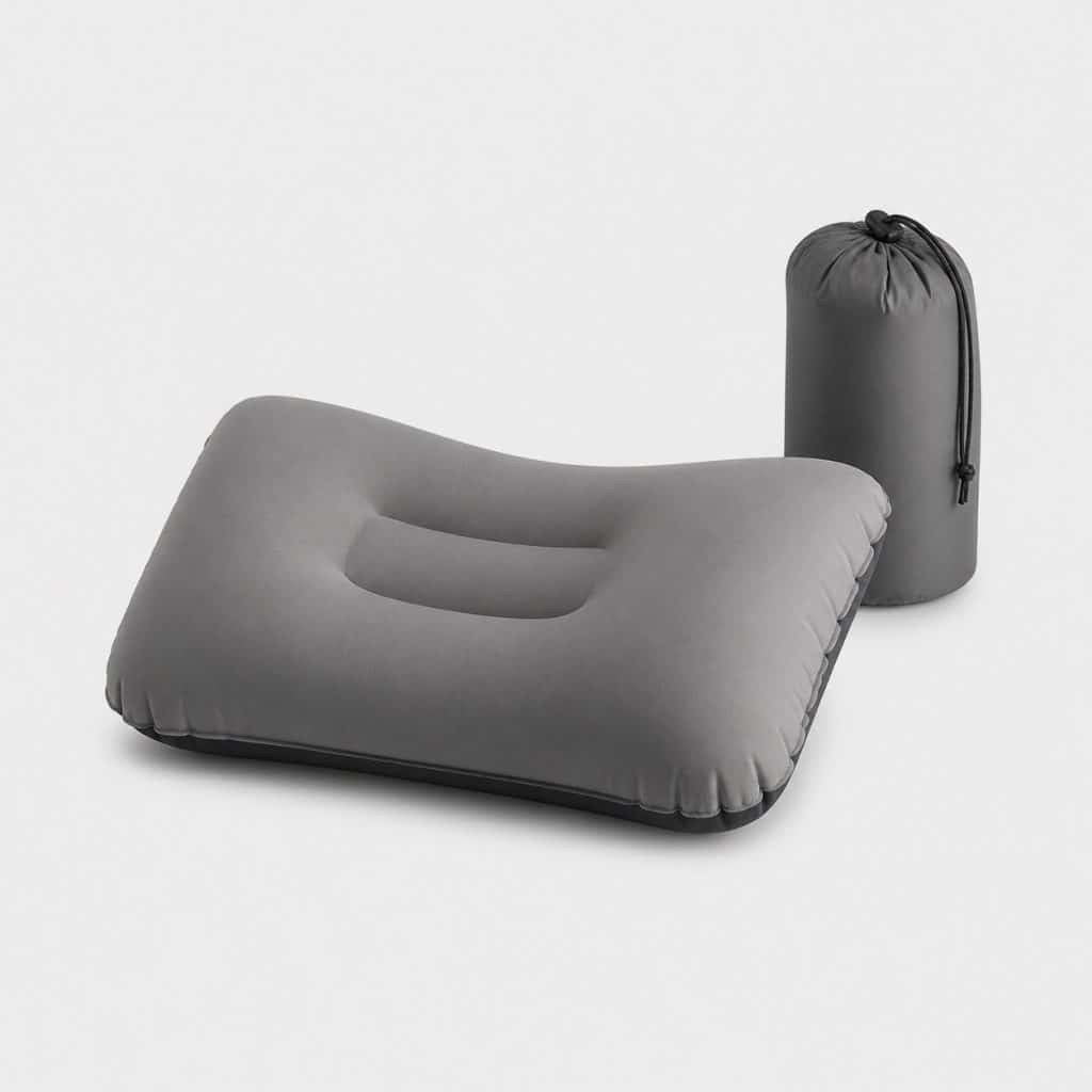 Oreiller de camping compressible avec son sac de rangement sur fond clair