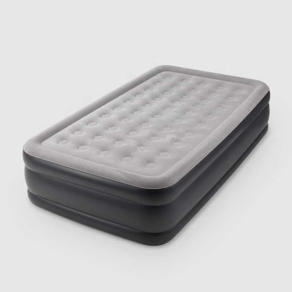 Sommier gonflable posé sur fond clair, forme rectangulaire surélevée
