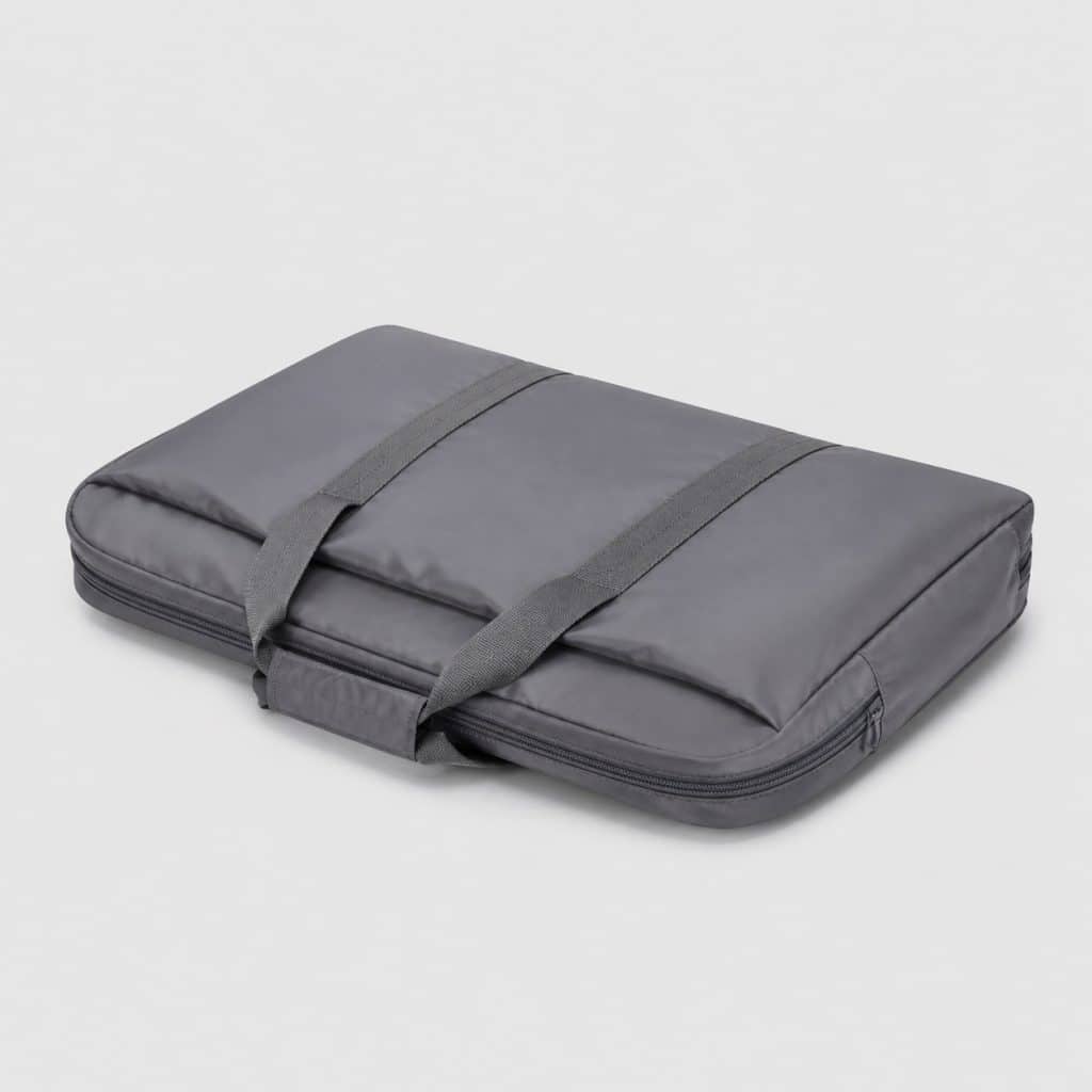 Sac de voyage souple replié à plat sur fond clair