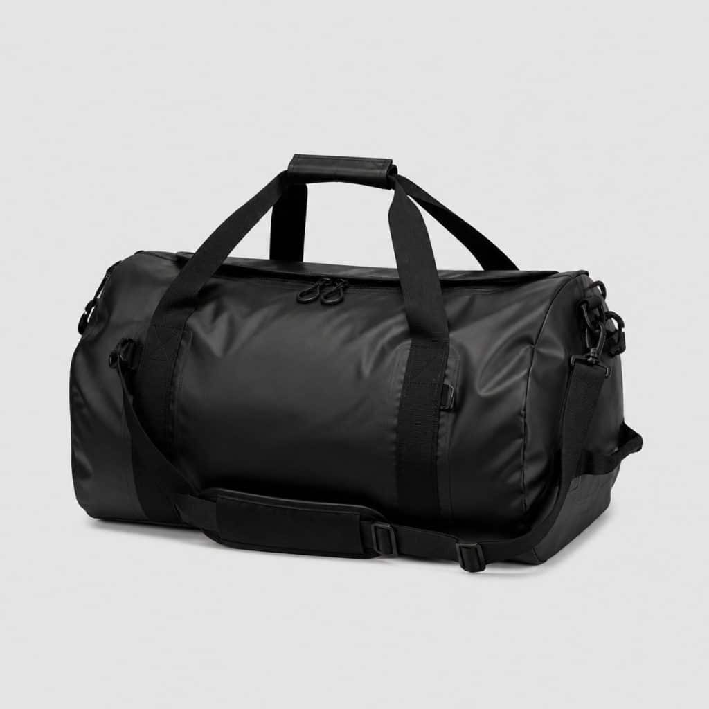 Sac de voyage étanche format duffle sur fond clair
