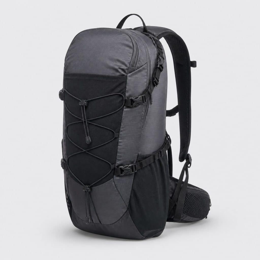 Sac à dos de randonnée compact 20 litres format trail sur fond clair