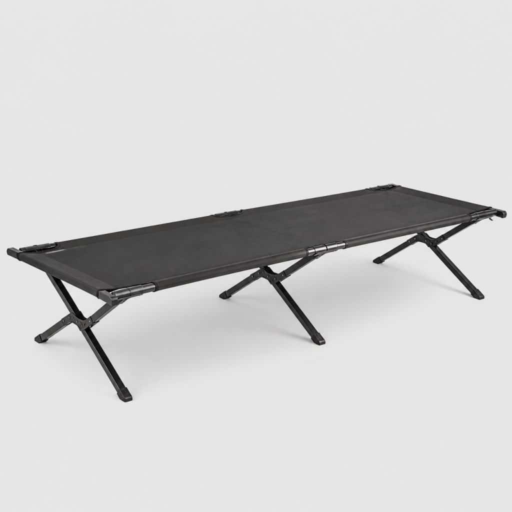 Lit de camp pliant grand format vu de profil sur fond clair