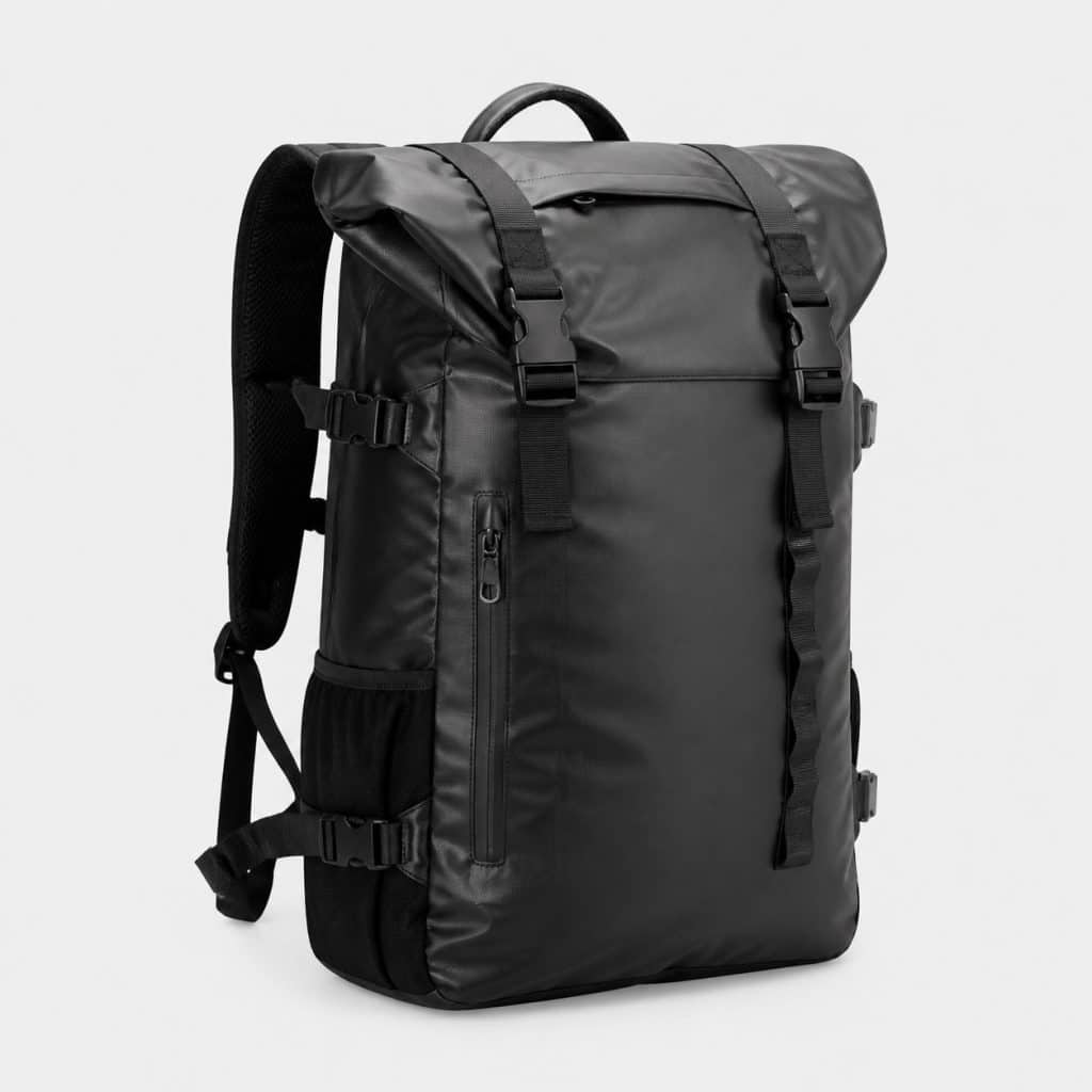 Sac à dos étanche noir grand volume sur fond clair