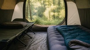 Lit de camp ou matelas gonflable : que choisir pour dormir en camping ?